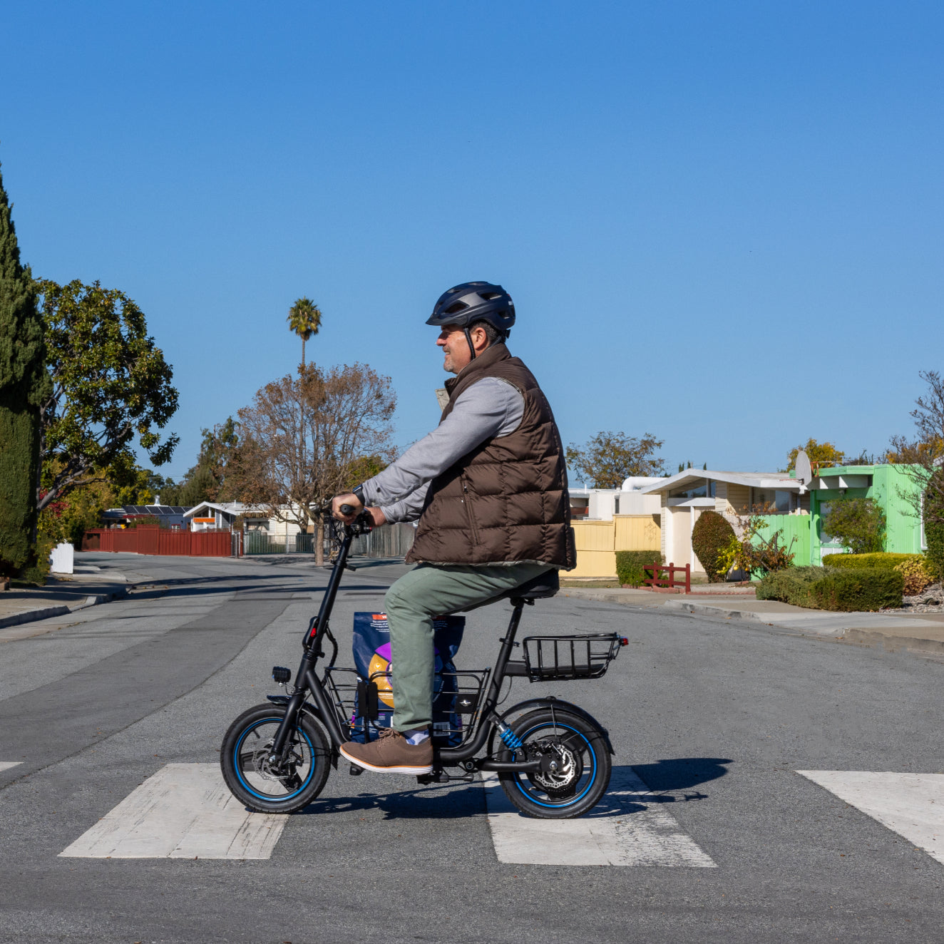 Gyroor C1Plus electric scooter wide padded seat and adjustable handlebar detail